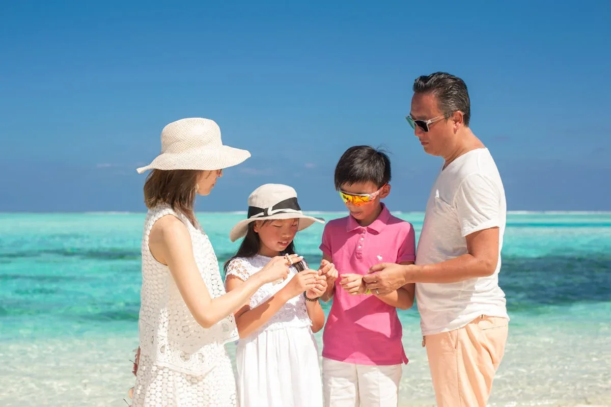 Familie am tropischen Strand