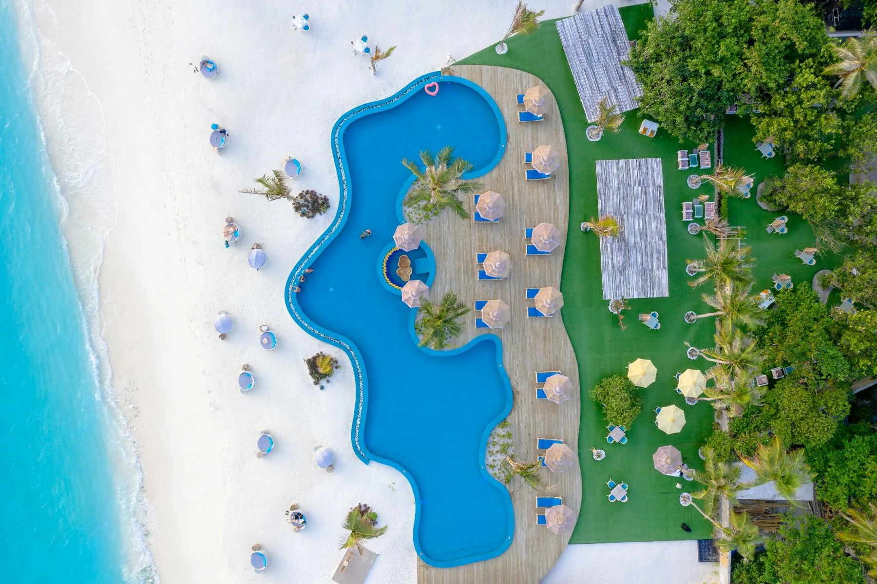 Hotelanlage am Strand mit Pool